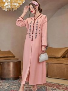 Djellaba en rose, idéale pour les occasions spéciales