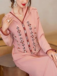 Mode marocaine : djellaba élégante en rose pastel