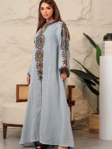 Djellaba brodée bleue pour femme à col rond