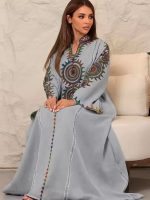Vêtement traditionnel marocain féminin, djellaba bleue élégante