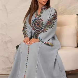 Vêtement traditionnel marocain féminin, djellaba bleue élégante
