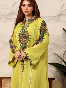 Djellaba femme brodée marocaine jaune à col rond