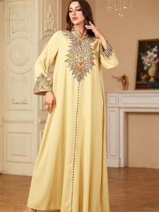 Vêtement traditionnel féminin en jaune royal