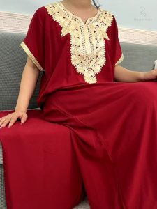 Vêtement traditionnel féminin rouge en coton doux
