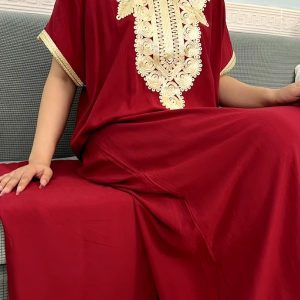 Vêtement traditionnel féminin rouge en coton doux