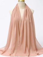 Hijab beige rosé élégant pour un look raffiné.