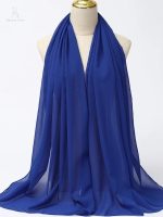 Hijab bleu royal élégant et polyvalent pour toutes les occasions.