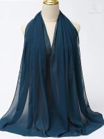 Hijab bleu saphir élégant et chic pour un look moderne