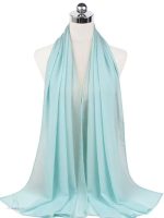 Hijab en mousseline bleu ciel léger et élégant