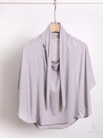 Hijab gris argenté élégant et raffiné pour toutes occasions