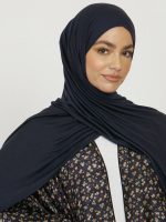 Élégant hijab bleu marine en tissu jersey