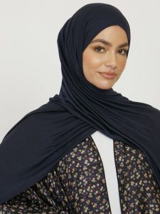 Élégant hijab bleu marine en tissu jersey
