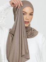 Modèle de hijab en jersey, teinte café élégante