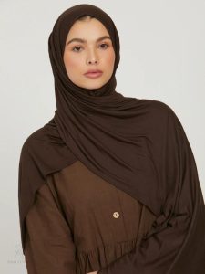 Hijab marron foncé en tissu jersey