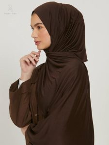Hijab doux et confortable couleur marron foncé