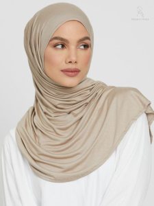 Hijab en jersey de couleur nude, style élégant