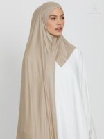 Élégant hijab nude, parfait pour toutes occasions