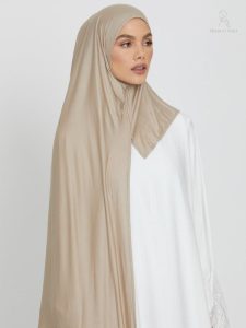 Élégant hijab nude, parfait pour toutes occasions