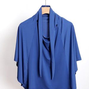 Hijab long bleu pour un style élégant et raffiné