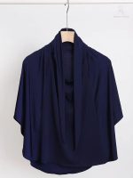 Hijab long bleu marine pour un style élégant et sophistiqué
