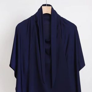 Hijab long bleu marine pour un style élégant et sophistiqué