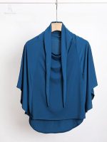 Hijab long cyan élégant pour un look moderne et raffiné.