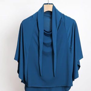 Hijab long cyan élégant pour un look moderne et raffiné.