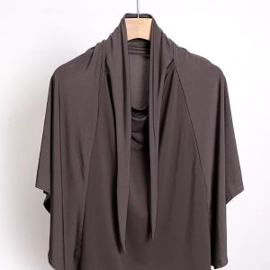 Hijab long gris foncé élégant et polyvalent