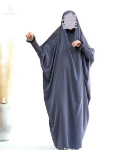 Jilbab 1 pièce en gris foncé, élégant et sobre