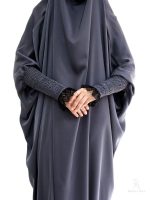 Jilbab gris foncé, design simple et pratique pour toutes occasions