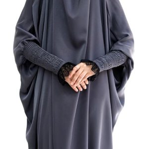 Jilbab gris foncé, design simple et pratique pour toutes occasions