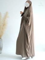 Vêtement khaki en une pièce, parfait pour toutes les occasions