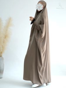 Vêtement khaki en une pièce, parfait pour toutes les occasions