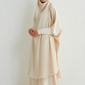 Jilbab beige élégant pour une tenue moderne et stylée
