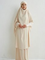 Modèle de jilbab beige, parfait pour toutes occasions