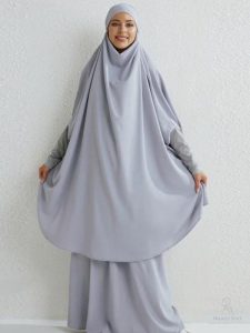 Modèle de jilbab en bleu ciel, style intemporel