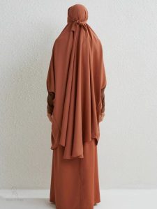 Jilbab tendance en caramel, adapté à la mode actuelle