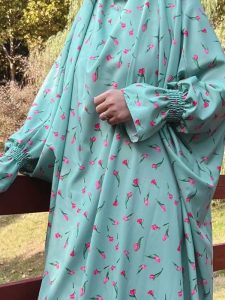 Jilbab Azur avec motifs raffinés pour les prières