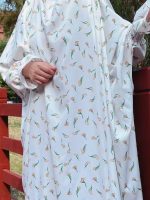 Jilbab blanc avec motifs subtils pour une prière sereine