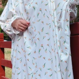 Jilbab blanc avec motifs subtils pour une prière sereine