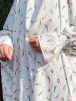 Modèle de jilbab blanc, idéal pour la pratique religieuse