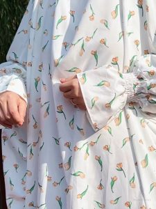Modèle de jilbab blanc, idéal pour la pratique religieuse