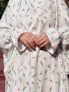 Jilbab de prière à motifs, confort et style en blanc