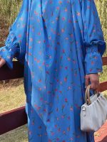 Jilbab bleu avec motifs pour prière, style moderne et spirituel