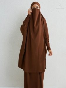 Vêtement modestie : jilbab marron pratique et stylé