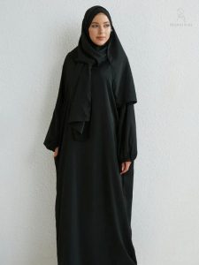 Vêtement féminin noir, style jilbab classique