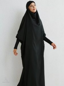 Modèle de jilbab noir, confort et simplicité garantis