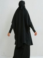 Jilbab noir, pièce essentielle de la garde-robe féminine