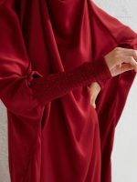 Jilbab rouge, accessoire polyvalent et intemporel