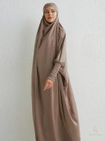Jilbab taupe élégant pour un style sobre et moderne